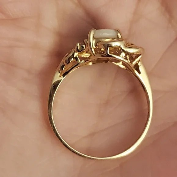 Beautiful dainty opal/diamond ring - Picture 4 of 8